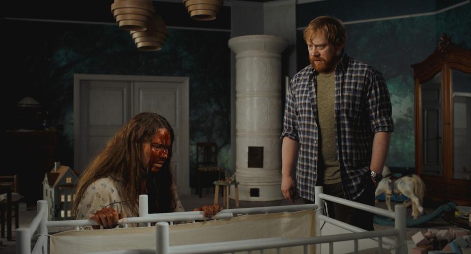 Seidi Haarla und Rupert Grint in einer Szene von "Yön Lapsi"