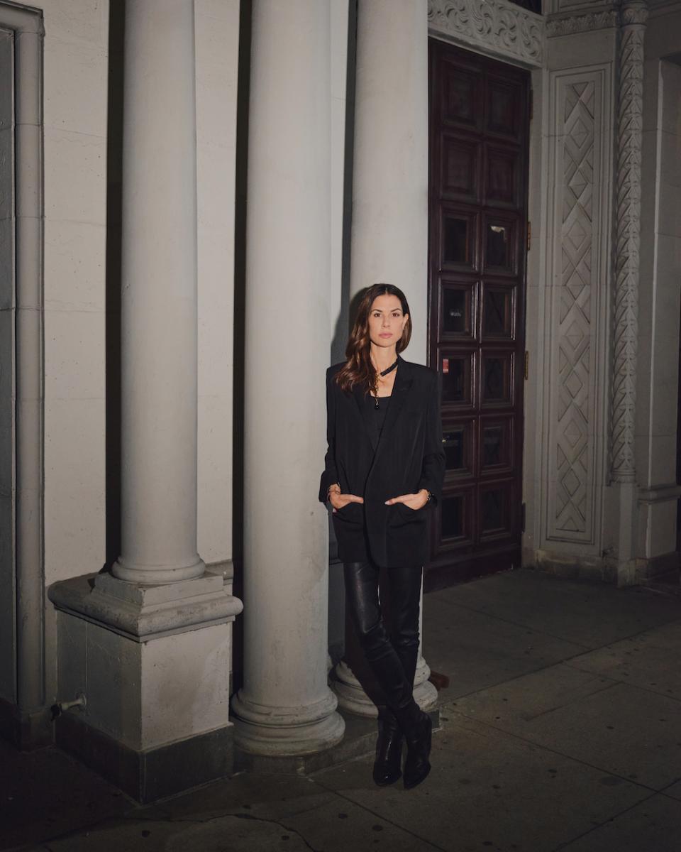 Julia Stoschek vor dem Variety Arts Theater, Los Angeles, 2026