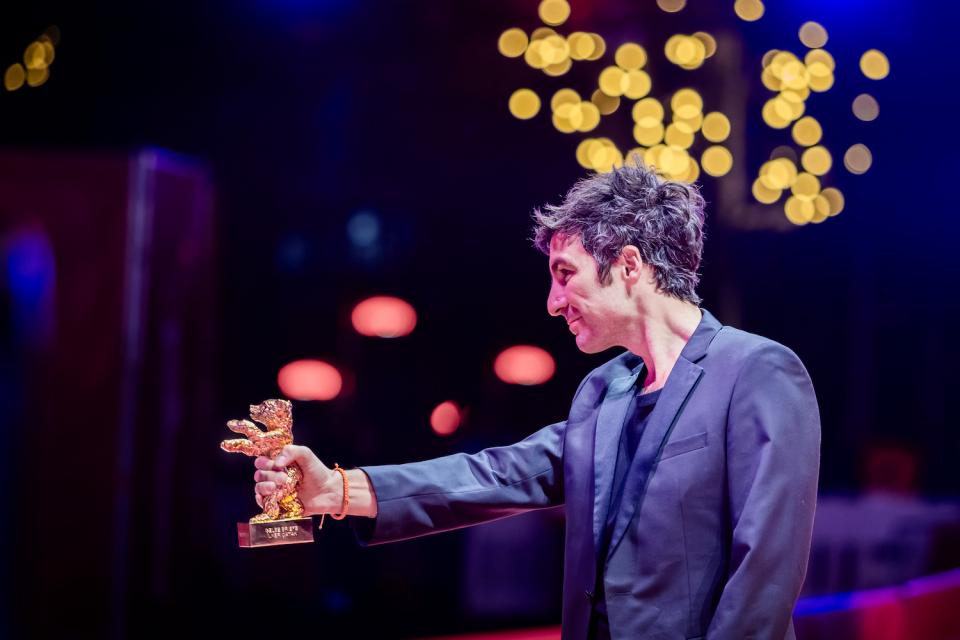 Ilker Çatak, Regisseur des Films "Gelbe Briefe" (Yellow Letters) posiert mit dem Goldenen Bären für den Besten Film