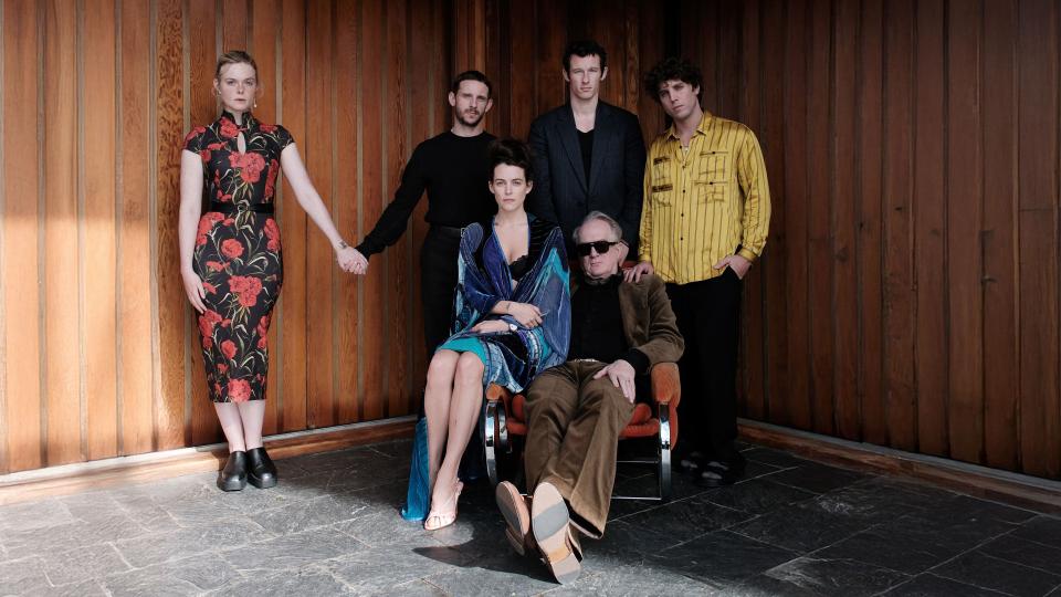 Elle Fanning (l-r, hinten), Jamie Bell, Callum Turner, Lukas Gage, Riley Keough (l-r, vorne) und Tracy Letts im Film "Rosebush Pruning" des brasilianischen Regisseurs Karim Aïnouz.