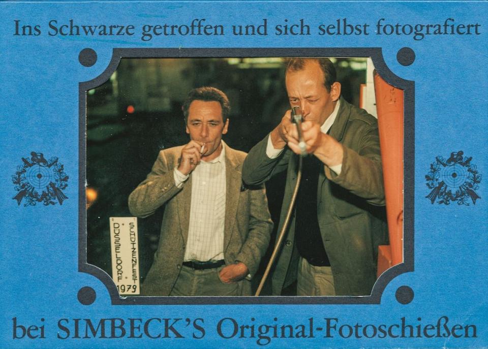 Gerhard Richter und Kasper König beim Fotoschießen, Düsseldorfer Schützenfest, 1979