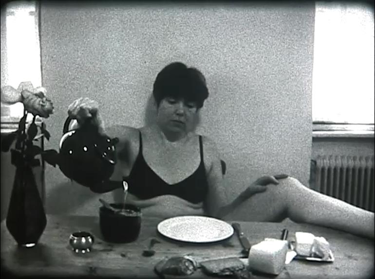 Friedl vom Gröller "Eat", 1996, Filmstill, zu sehen im Belvedere 21 in Wien