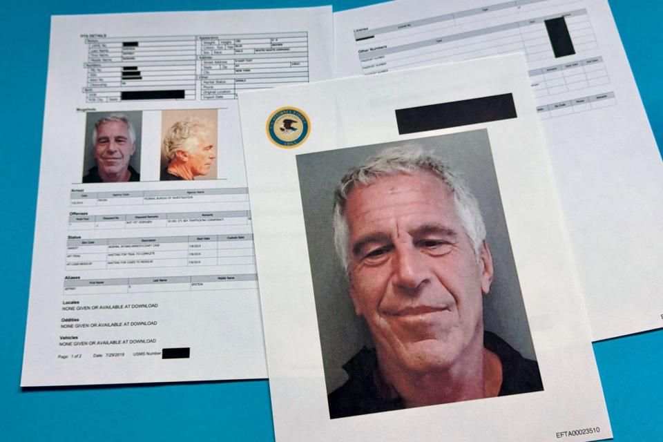Dokumente mit geschwärzten Passagen, die in den vom US-Justizministerium freigegebenen Jeffrey-Epstein-Akten enthalten sind