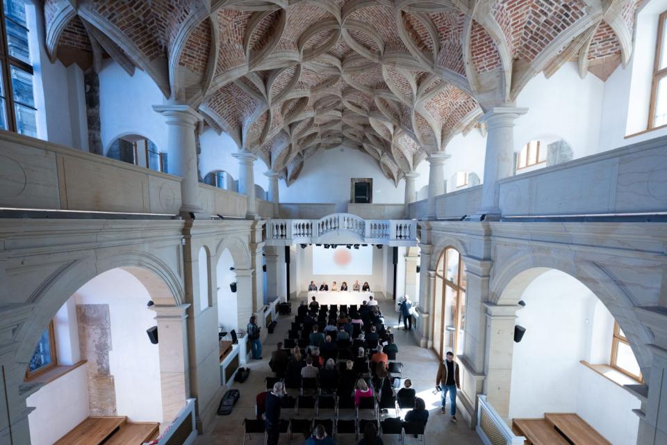 ahrespressekonferenz der Staatlichen Kunstsammlungen Dresden (SKD) sitzen in der Schlosskapelle