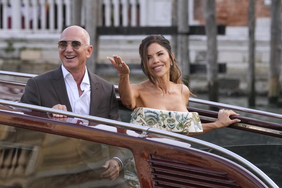 Jeff Bezos (l) und Lauren Sanchez 