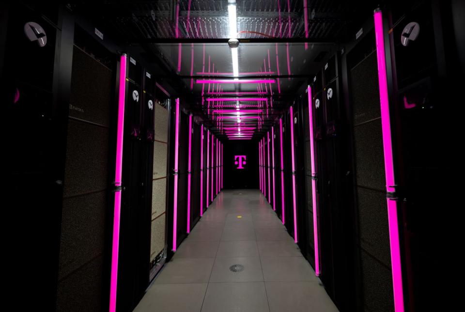 Serverschränke in der "Industrial AI Cloud" von Telekom und NVIDIA in München: Während hier Rechenleistung gebündelt wird, werden Arbeitsspeicher und Grafikkarten für alle anderen knapp und teuer