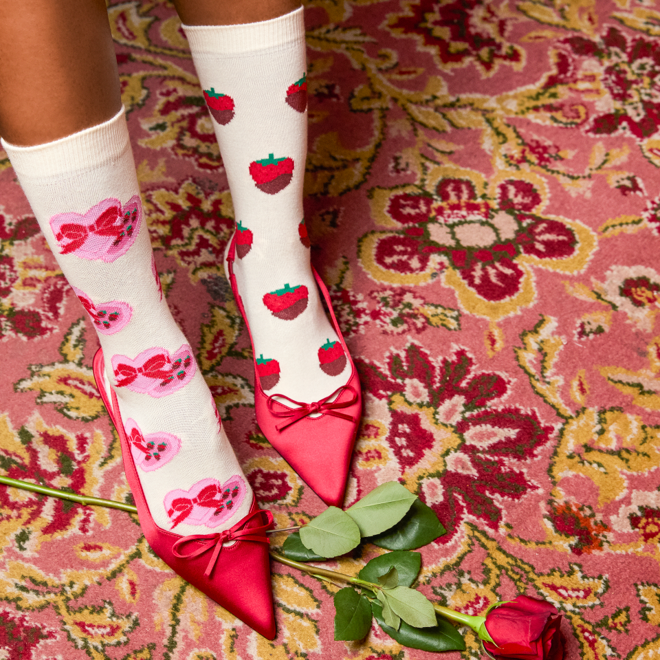 Verspielte "Whimsy"-Mode wie diese "Chocolate Box"-Socken gibt es zum Beispiel im Onlineshop von Coucou Suzette