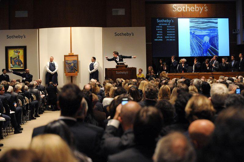 Kunstauktion bei Sotheby's: Auktionator am Pult vor vollem Saal; Bildschirm zeigt Gemälde.
