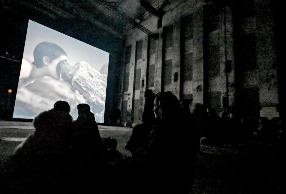 Besuchende schauen sich "Liminals" vom französischen Künstler Pierre Huyghe in der Berliner Halle am Berghain an. Die Installation, die dort bis zum 8. März zu sehen war, wurde von Kritikerinnen und Kritikern abwertend als "AI slop" bezeichnet