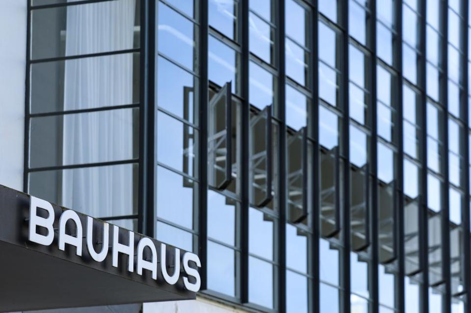 Das Bauhausgebäude in der Gropiusallee in Dessau