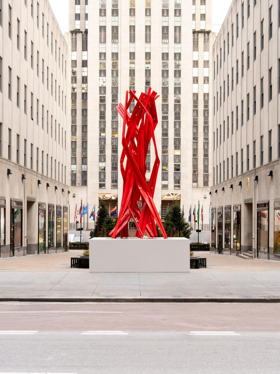 Bettina Pousttchi "Vertical Highways V 03", 2025, vor dem Rockefeller Center in den New Yorker Channel Gardens