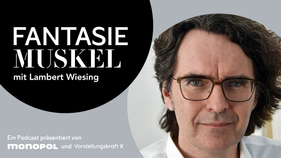 Podcastgrafik 'Fantasie Muskel'; links Schriftzug im schwarzen Kreis, rechts Mann mit Brille.