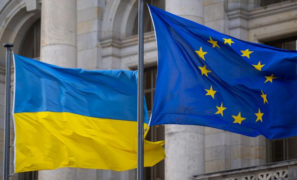 Die Nationalflagge der Ukraine und die Flagge der EU 