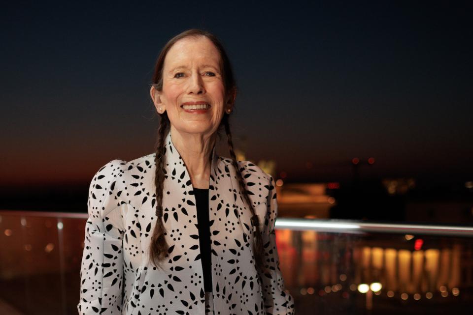 Meredith Monk vor Verleihung des Großen Kunstpreises Berlin 2026 auf der Terrasse der Berliner Akademie der Künste 