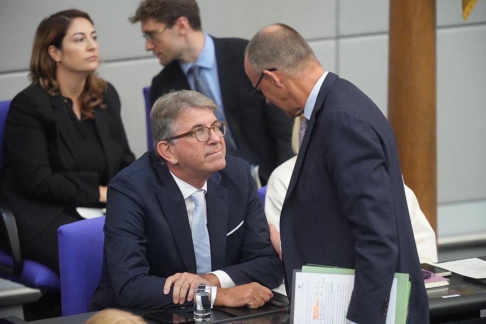 Wolfram Weimer (l) im September mit Bundeskanzler Friedrich Merz im Bundestag