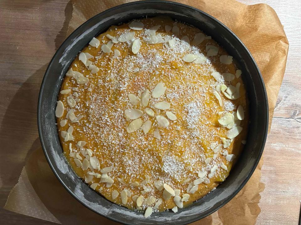 Garniert mit Kokosraspeln und Mandeln – der Lemoncurd-Kuchen