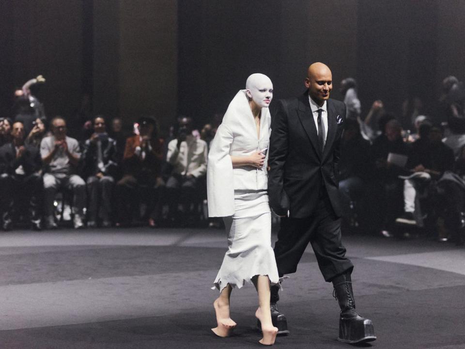 Das Dou Matières Fécales aus Hannah Rose Dalton und Steven Raj Bhaskaran bei ihrer Show "One Percent" 2026, Paris