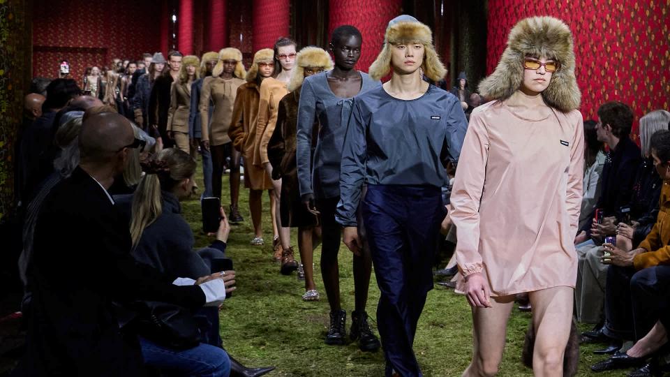 Die neuen Kollektionen von Miu Miu werden regelmäßig im Palais d’Iéna in Paris präsentiert.