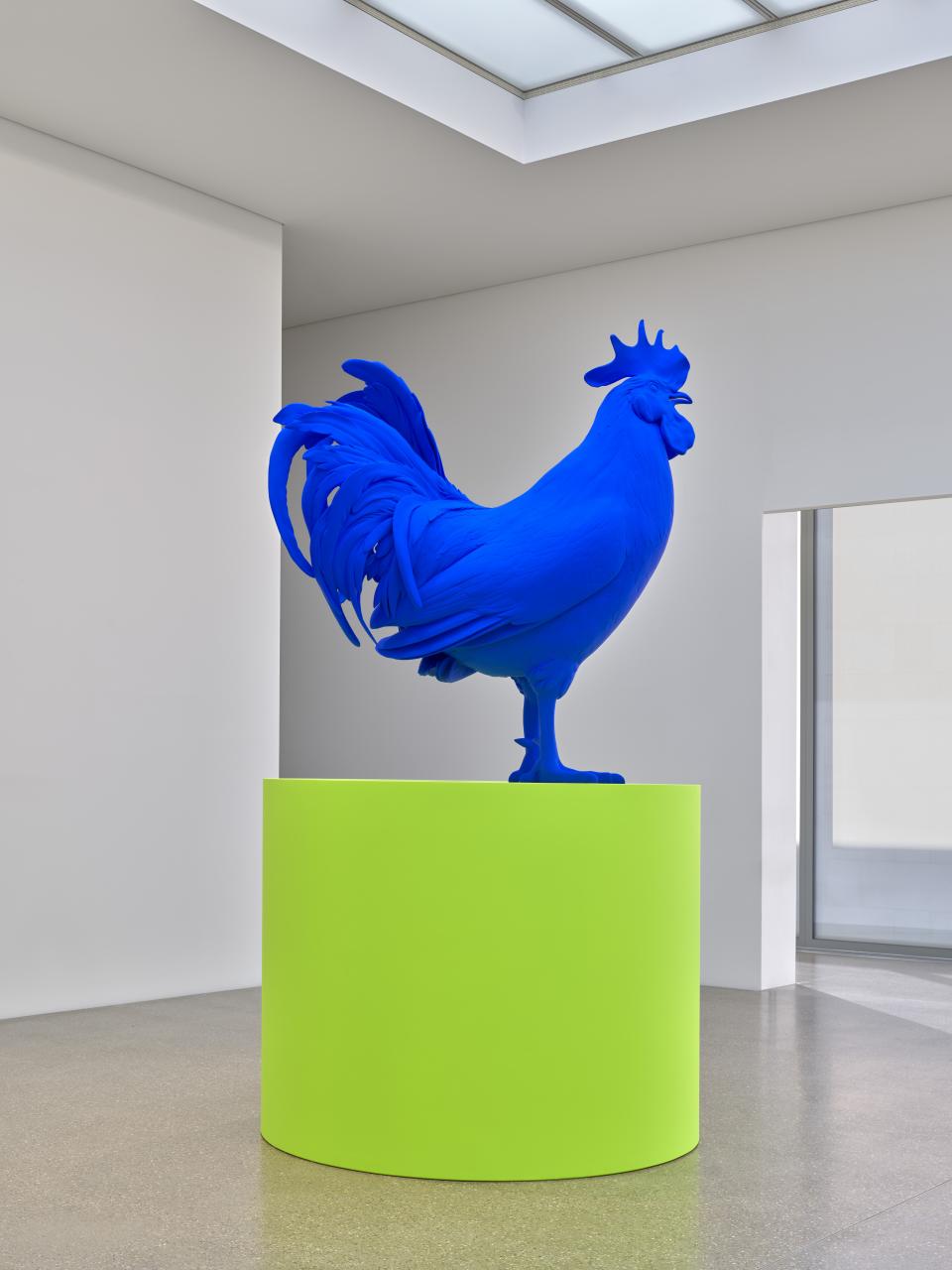 Katharina Fritsch "Hahn und Podest", 2013, Installationsansicht Mueum Folkwang, Essen, 2026