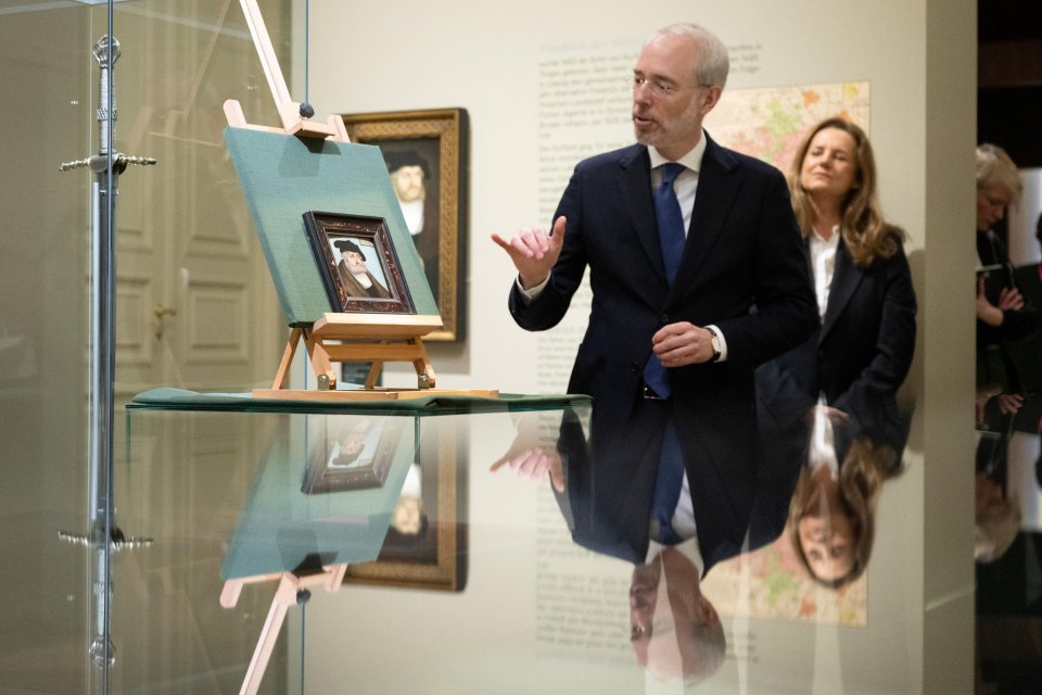 Bernd Ebert, Generaldirektor der Staatlichen Kunstsammlungen Dresden (SKD), begutachtet das Porträt von Kurfürst Friedrich dem Weisen von Lucas Cranach dem Älteren, 2026