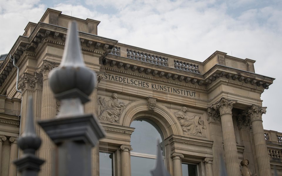 Architekturfoto: Städel Museum Frankfurt, Neorenaissance-Fassade, Zaunspitze im Vordergrund.