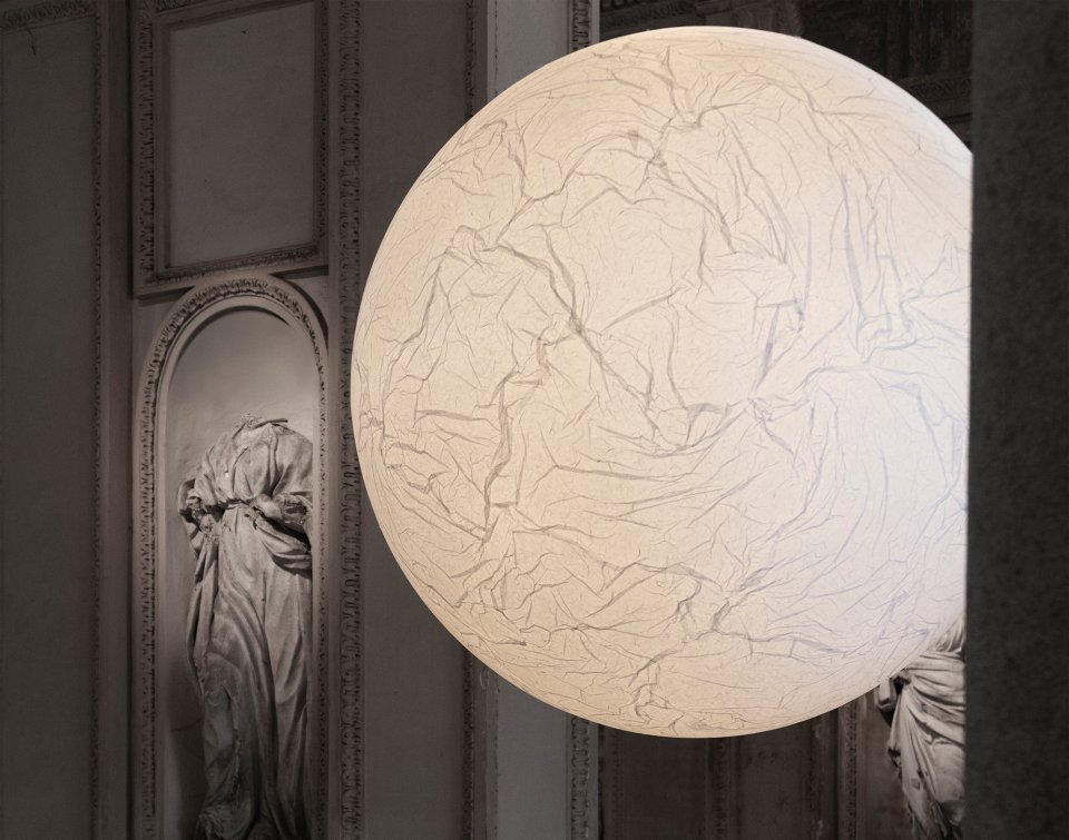 Davide Groppi, Leuchte "Luna", in "Un’ora di luce", Kirche Sant'Agostino 2026
