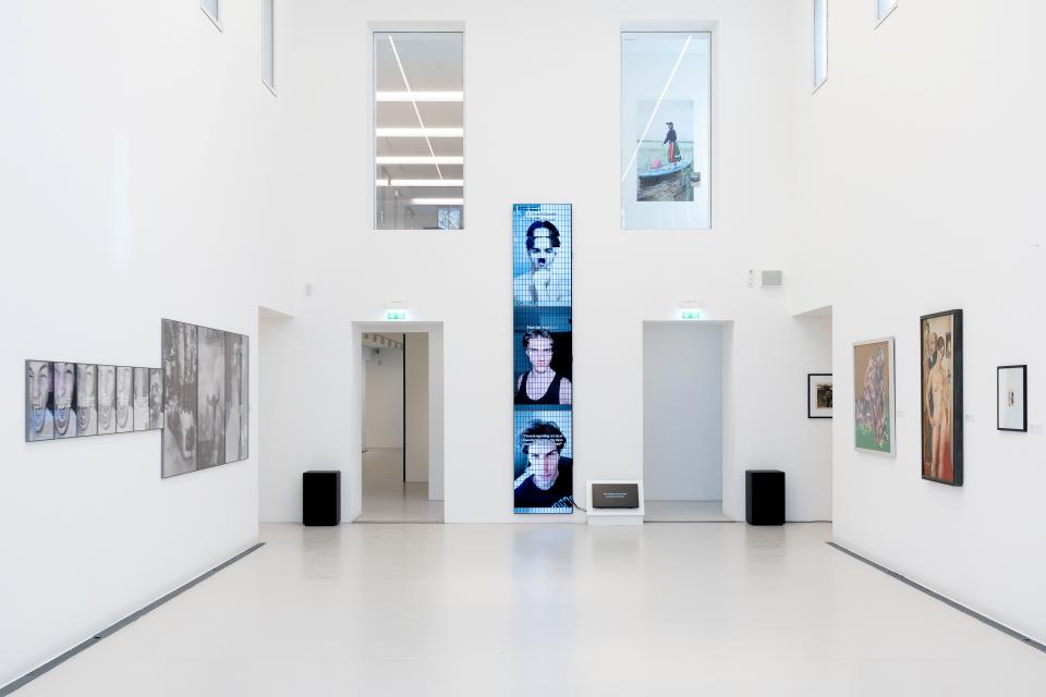 "Gemachte Männer. Körper, Gestus, Habitus maskuliner Bildwelten", Installationsansicht, BLMK Cottbus, 2026