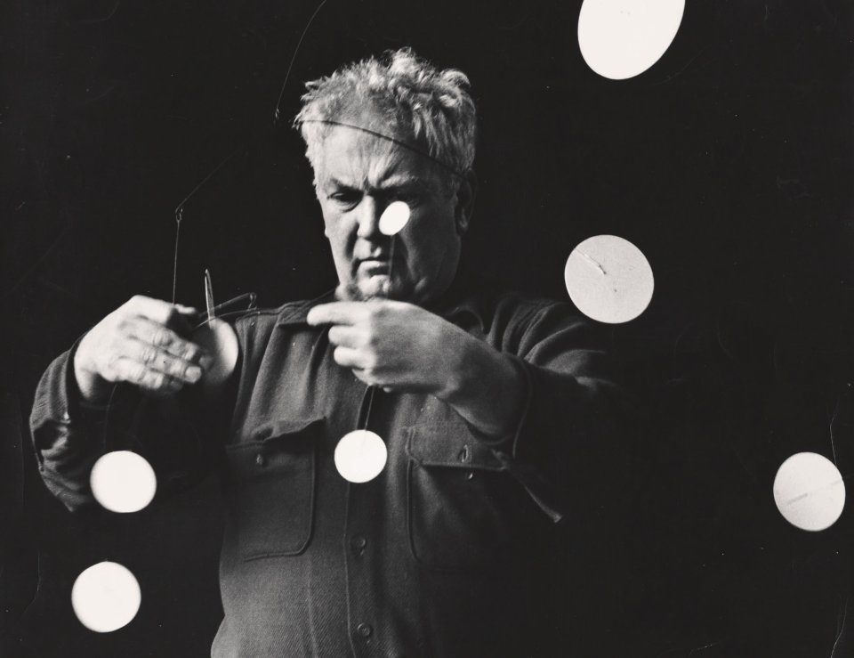 Alexander Calder mit "Snow Flurry I" (1948), Roxbury, 1952