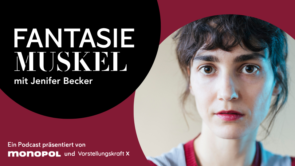 Grafik zur Podcastreihe „Fantasie Muskel“; Porträt, Text: „mit Jenifer Becker“, Logo „monopol“.