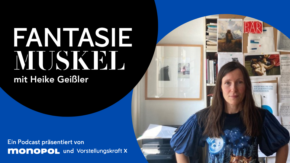 Podcastgrafik 'Fantasie Muskel'; Porträt blickt in Kamera, Arbeitsraum mit Regal und Collagen.