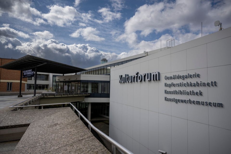 Kulturforum Berlin, Außenansicht mit Beschriftung: Gemäldegalerie, Kupferstichkabinett.