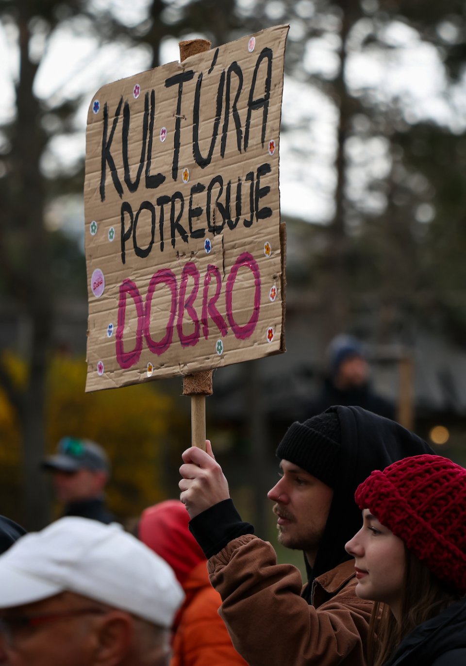 Teilnehmende einer Protestkundgebung der Plattform "Otvorená kultúra" (Offene Kultur) demonstrieren gegen die Kulturpolitik der slowakischen Regierung
