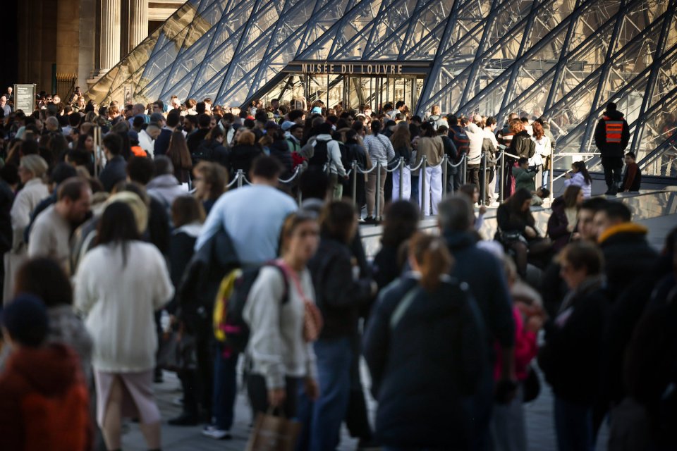 Menschen stehen Schlange vor dem Louvre-Museum