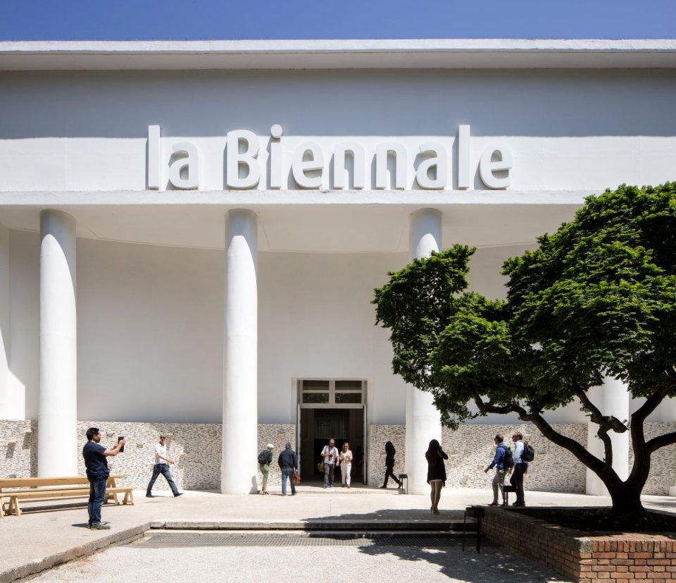 Padiglione Centrale, Giardini: Eingang der La Biennale di Venezia mit Kolonnade und Besuchern