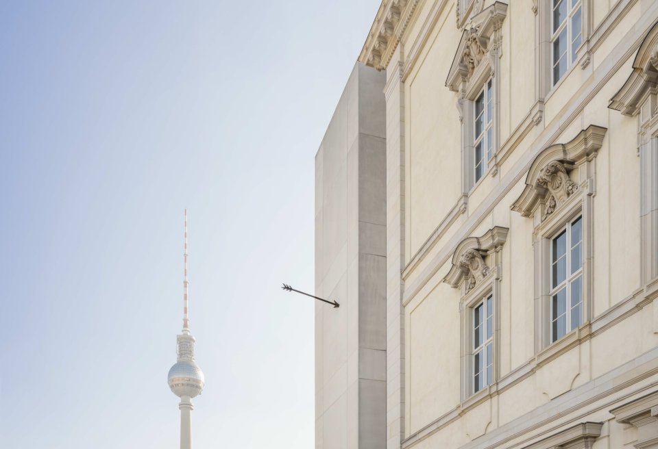 Der Pfeil steckt in der Nordfassade des Humboldt Forums