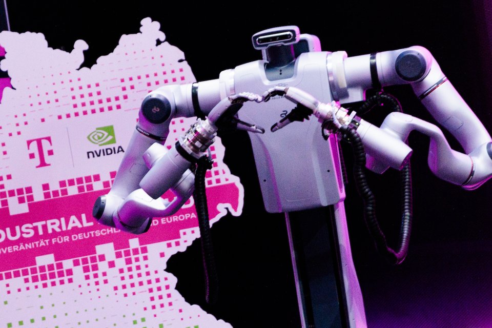 Technologiepräsentation: zweiarmiger Roboter vor Telekom- und Nvidia-Logos.