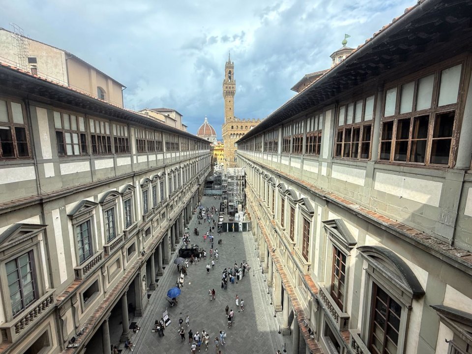 Uffizien-Hof mit Passanten, im Hintergrund der Arnolfo-Turm des Palazzo Vecchio