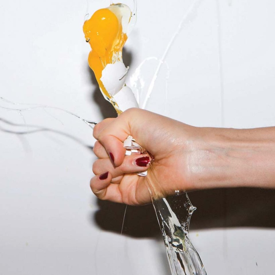 Eine Vorliebe für schräge Eier hat auch Urs Fischer. Dieses Album-Cover gestaltete der Künstler etwa für die Band Yeah Yeah Yeahs