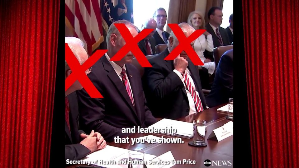 Video-Still einer Regierungssitzung; drei Köpfe mit roten X, US-Flagge, Untertitel, rote Vorhänge.