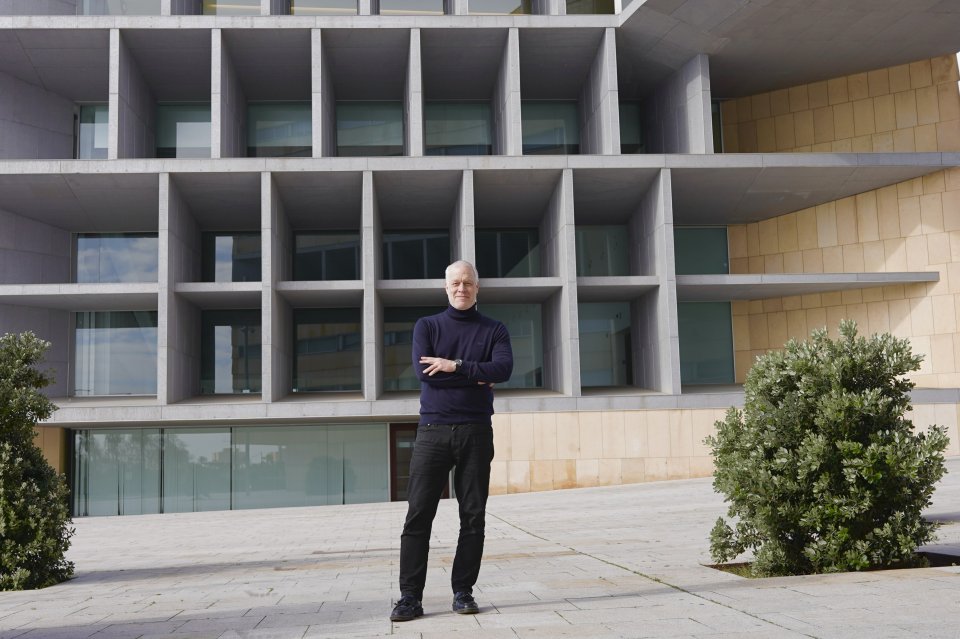 Daniel Hug, Direktor der Art Cologne, vor dem Palau de Congressos in Palma
