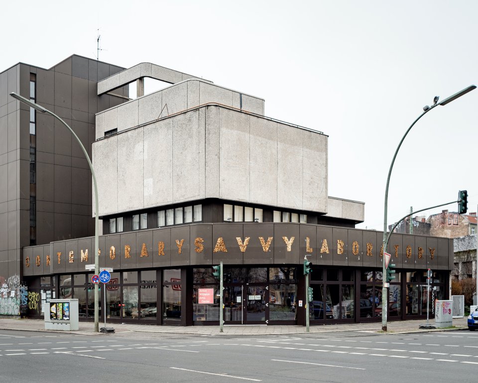 Die Fassade des Savvy Contemporary an der Reinickendorfer Straße in Berlin-Wedding