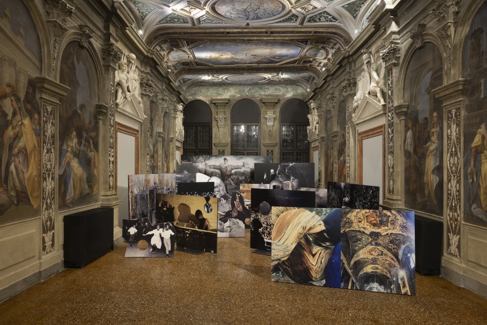 Installationsansicht: freistehende, gestaffelte großformatige Fotopaneele in barockem Freskosaal.
