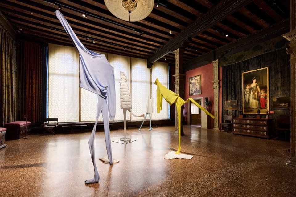 Erwin Wurm "Dreamers", 2026, zu sehen im Museo Fortuny, Venedig