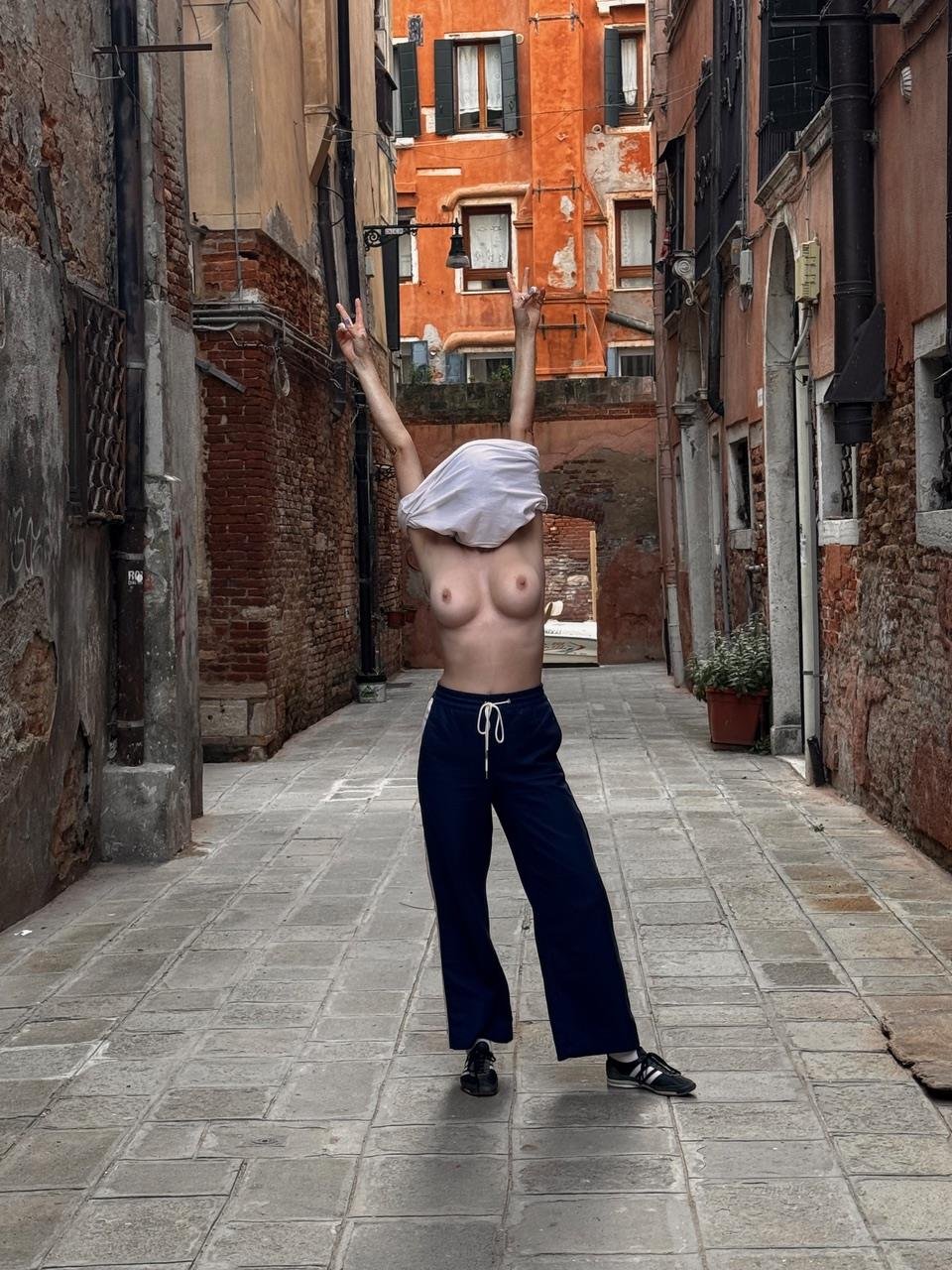 Franzi  Warum sind Sie in Venedig?  Ich bin natürlich wegen der Kunstbiennale hier. Wenn es eine Konstante der letzten 20+ Jahre in meinem Leben gibt, dann ist es die Biennale.  Ist Ihr freier Oberkörper Protest gegen Putin?  Das könnte sein, aber ich bin keine Femen-Aktivistin, das ist eher eine Hommage an Florentina Holzinger.  Ihr Lieblingsbeitrag in den Giardini?  Ja, mein absoluter Favorit nach fünf Tagen Kunst, ist der Österreichische Pavillion von Florentina Holzinger. Ich verehre ihre Arbeit.  Was h