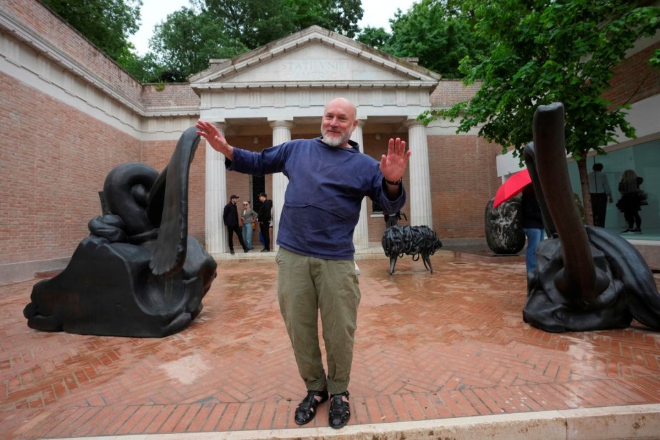 Der Künstler Alma Allen posiert vor dem US-Pavillon auf der Kunstbiennale in Venedig