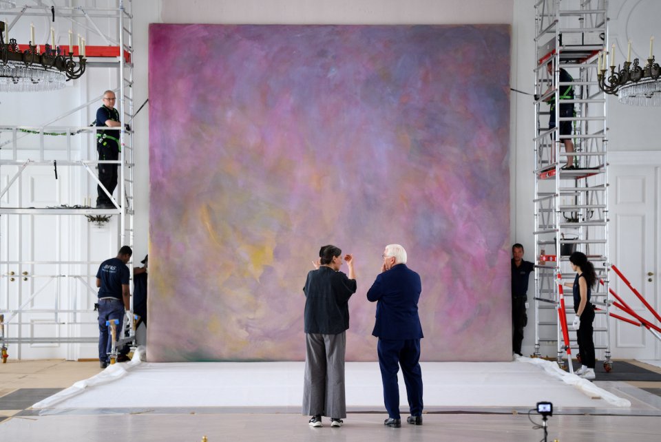 Mitarbeiter einer Kunstspedition hängen Anfang Mai im Beisein der Restauratorin Hana Streicher (Mitte links) und Frank-Walter Steinmeier (Mitte rechts) eines der beiden großformatigen Werke "Begegnungen" von Gotthard Graubner im Großen Saal von Schloss Bellevue ab. Das Schloss wird derzeit für die anstehende Generalsanierung vorbereitet. Die Farbraumkörper hatte Graubner 1988 auf Wunsch von Richard von Weizsäcker direkt für Schloss Bellevue geschaffen