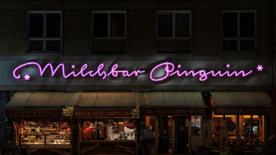 Leipzig, S. 48-49, aus "Neon Deutschland. Eine Reise zu den letzten Neonschildern und Leuchtreklamen"