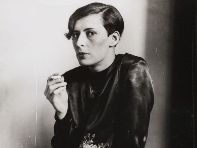 August Sander "Sekretärin beim Westdeutschen Rundfunk in Köln (Sylvia von Harden)", 1928, zu sehen im Lenbachhaus, München