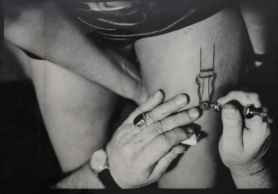 Valie Export "Body Sign Aktion (Farbtätowierung eines Strumpfbandes auf den Oberschenkel)", 1970