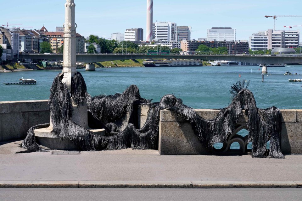 Haegue Yang "The Intermediate – Seven-Legged Carbonous Male Imoogi", 2023, Installationsansicht, Art-Basel-"Parcours", 2026